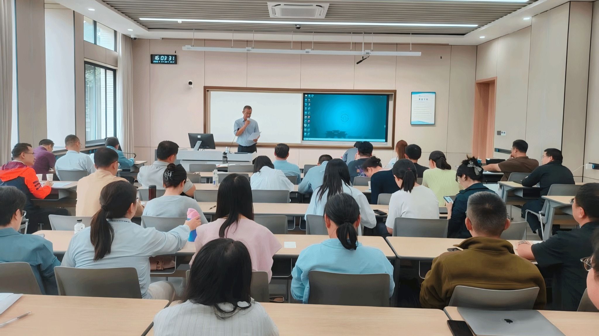 筑牢师德根基 涵养育人清风                               管理科学与工程学院2026年“师德师风建设月”活动纪实